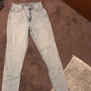 AMERICAN EAGLE MOM JEANS